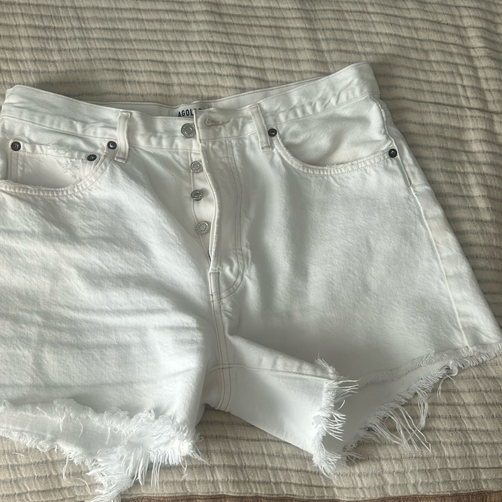 A Goldie off white cut off short